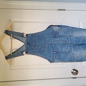 Gap Overalls size Medium 6/8 lightwash with distressed knee